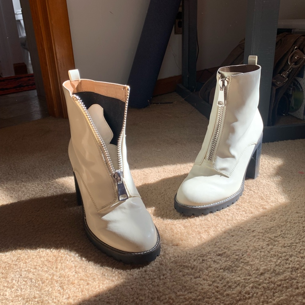 Chinese Laundry White boots zipper sz 9